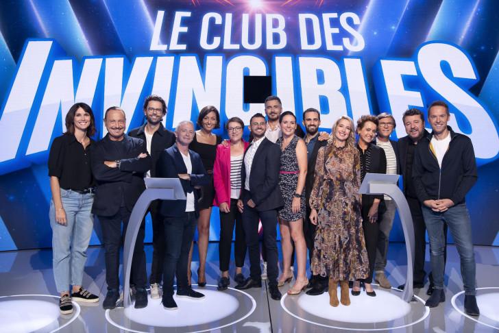 Sont présents sur le plateau du jeu, avec le titre en fond, Sidonie Bonnec, Églantine Éméyé, Sophie Jovillard, Leïla Kaddour-Boudadi, Samuel Étienne, Bruno Guillon, Vincent Ferniot, Thomas Isle, Laurent Romejko et Damien Thévenot. Bruno, Marie-Christine, Sandrine, Romain et Olivier Minne